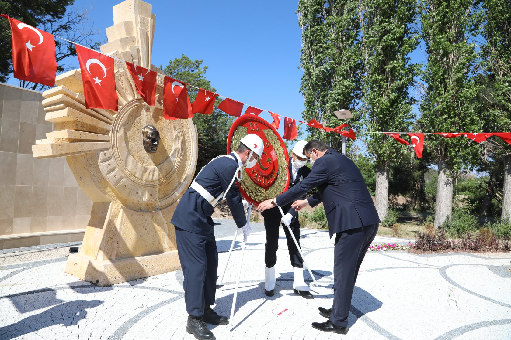Atatürk’ün Sivasa gelişi İlk Adım önünde törenler yapıldı