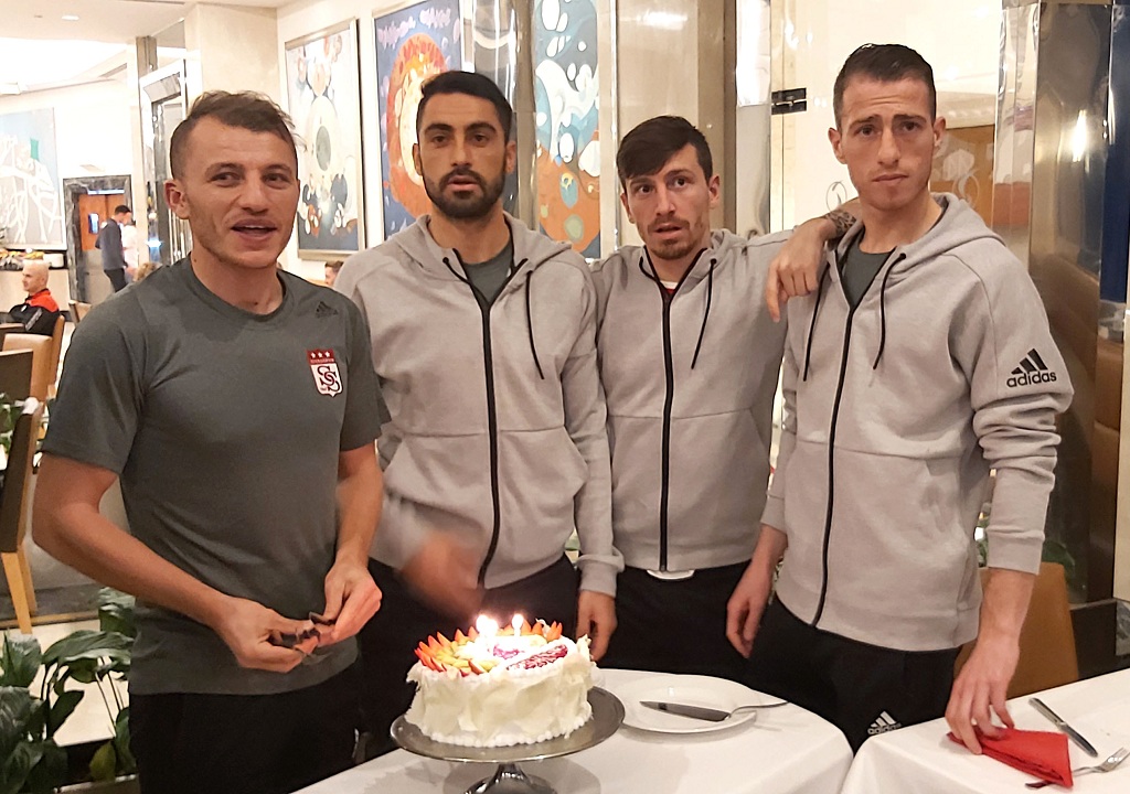 Futbolculara Sürpriz Doğum Günü Kutlaması
