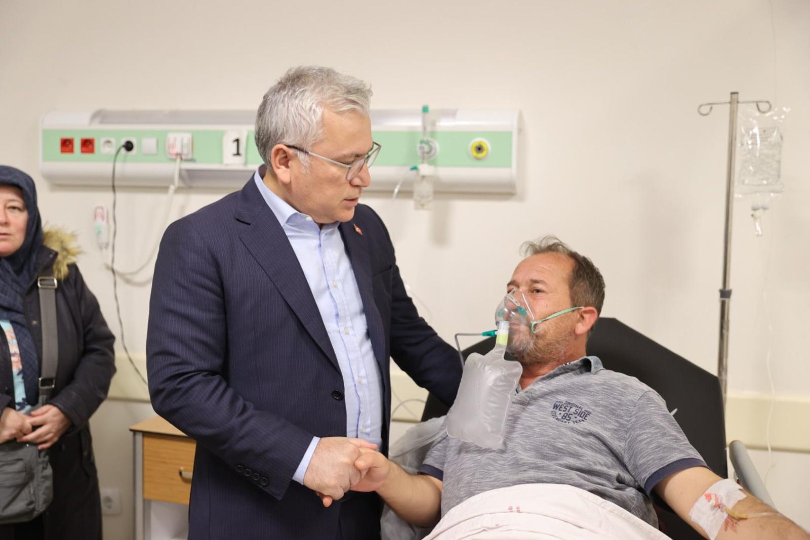 Vali Yılmaz Şimşek, Suşehri Devlet Hastanesi’nde tedavi altına alınan yaralıları ziyaret etti