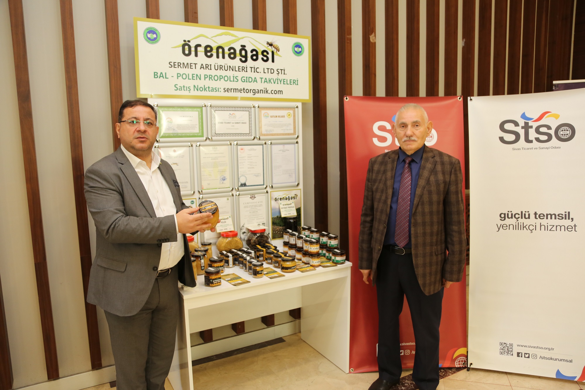 Koyulhisar’da 1900 metre rakımda organik bal üretimi yapan Mustafa Karakuş, ihracat konusunda görüşmelere başladıklarını söyledi