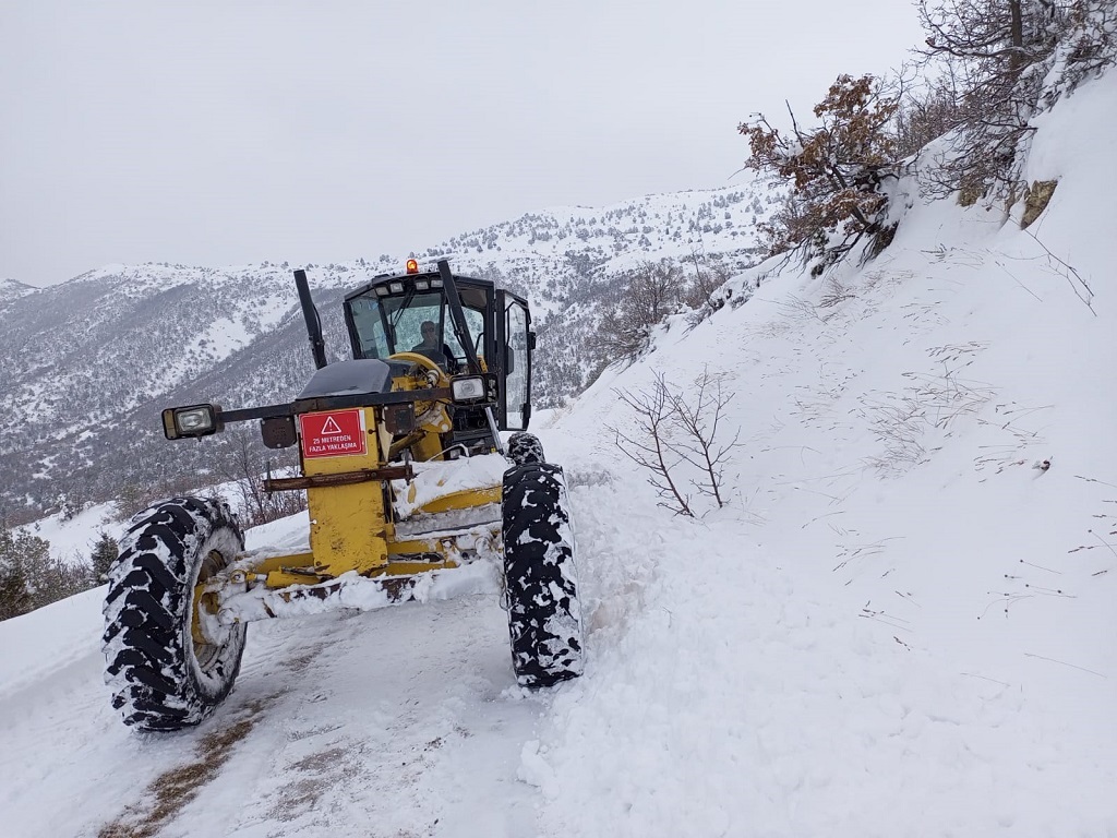İlimizde etkili olan kar yağışının ardından yol açma ve trafiğe uygun hale getirme çalışmalar devam ediyor