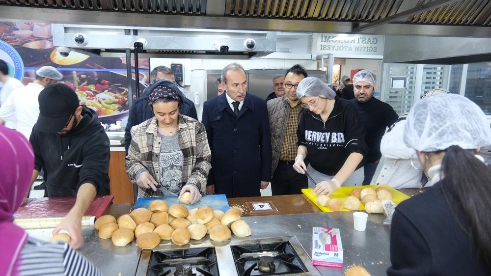 SCÜ Ailesi Depremzedelerle Ekmeğini Paylaşıyor