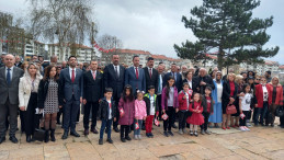 23 Nisan Ulusal Egemenlik ve Çocuk Bayramı nedeniyle Cumhuriyet Halk Partisi tarafından Atatürk Anıtına Çelenk sunuldu