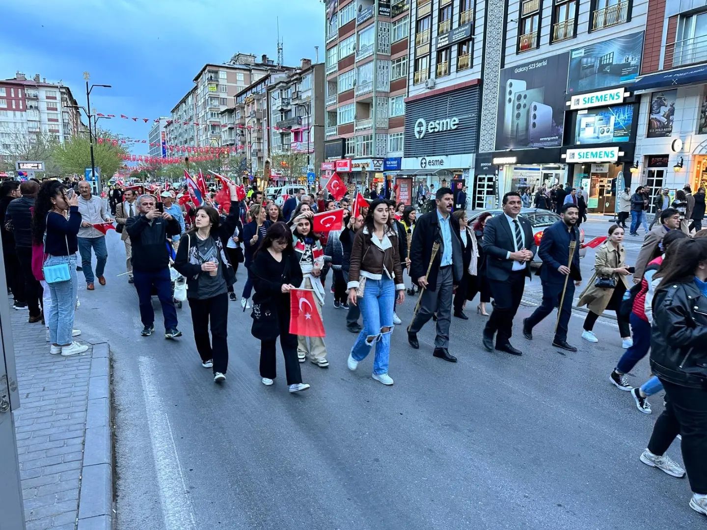 29 Ekim Kadınlar Derneği tarafından, 19 Mayıs Atatürk’ü Anma Gençlik ve Spor Bayramı sebebiyle fener alayı yapıldı