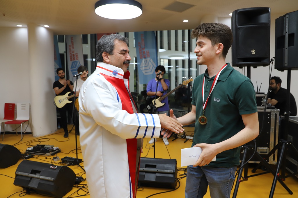 Sivas Bilim ve Teknoloji Üniversitesinde Yıl Sonu Şenliği ve Mezuniyet Töreni Düzenlendi