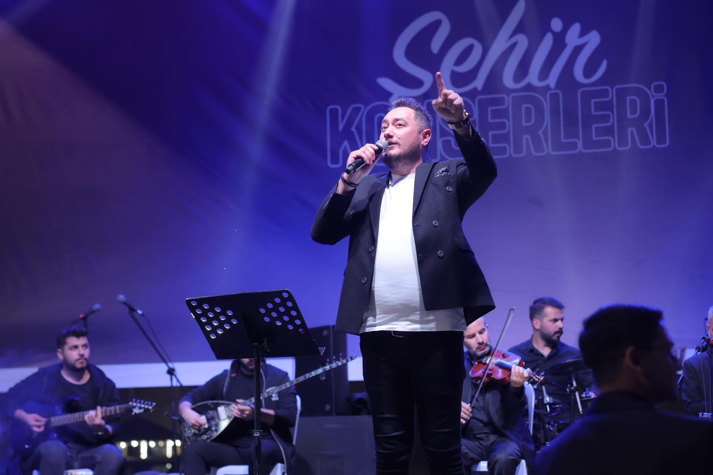 Şehir Konserleri kapsamında ses sanatçısı Hasan Göktaş ve Sivas Fasıl Heyeti grubu sahne aldı