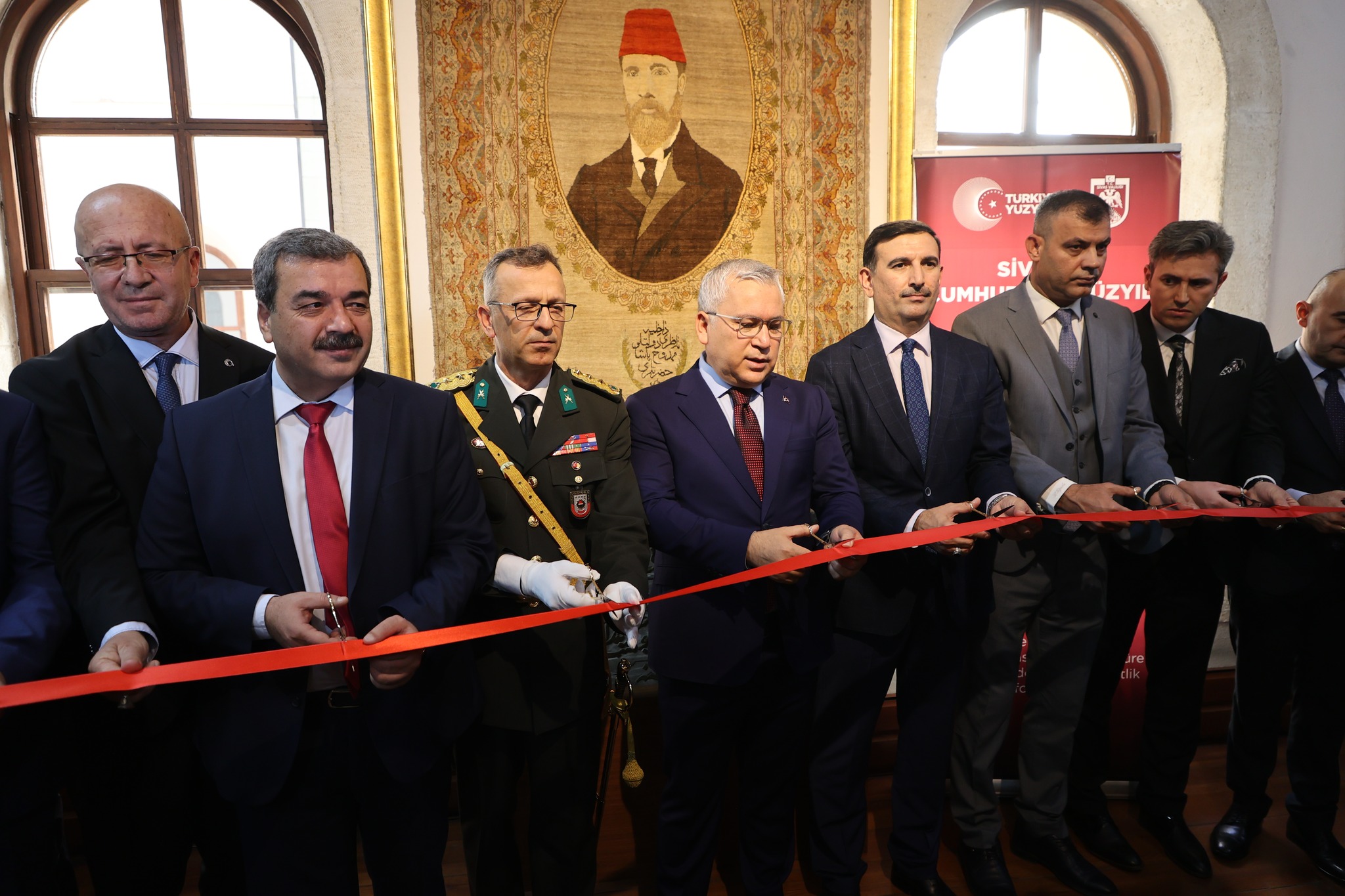 Vali Şimşek, Atatürk ve Kongre Müzesi’nin 10 Kasım tarihine kadar ücretsiz olarak ziyaret edilebileceğini ifade ederek, vatandaşlarımızı sergiyi gezmeye davet etti