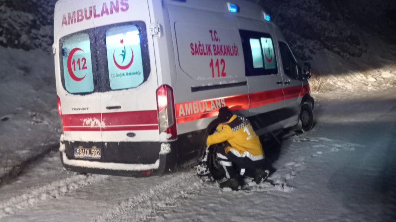 Suzan Karataş, Akıncılar İlçe Özel İdaresi ekipleri tarafından yol açılarak ambulansla hastaneye ulaştırıldı
