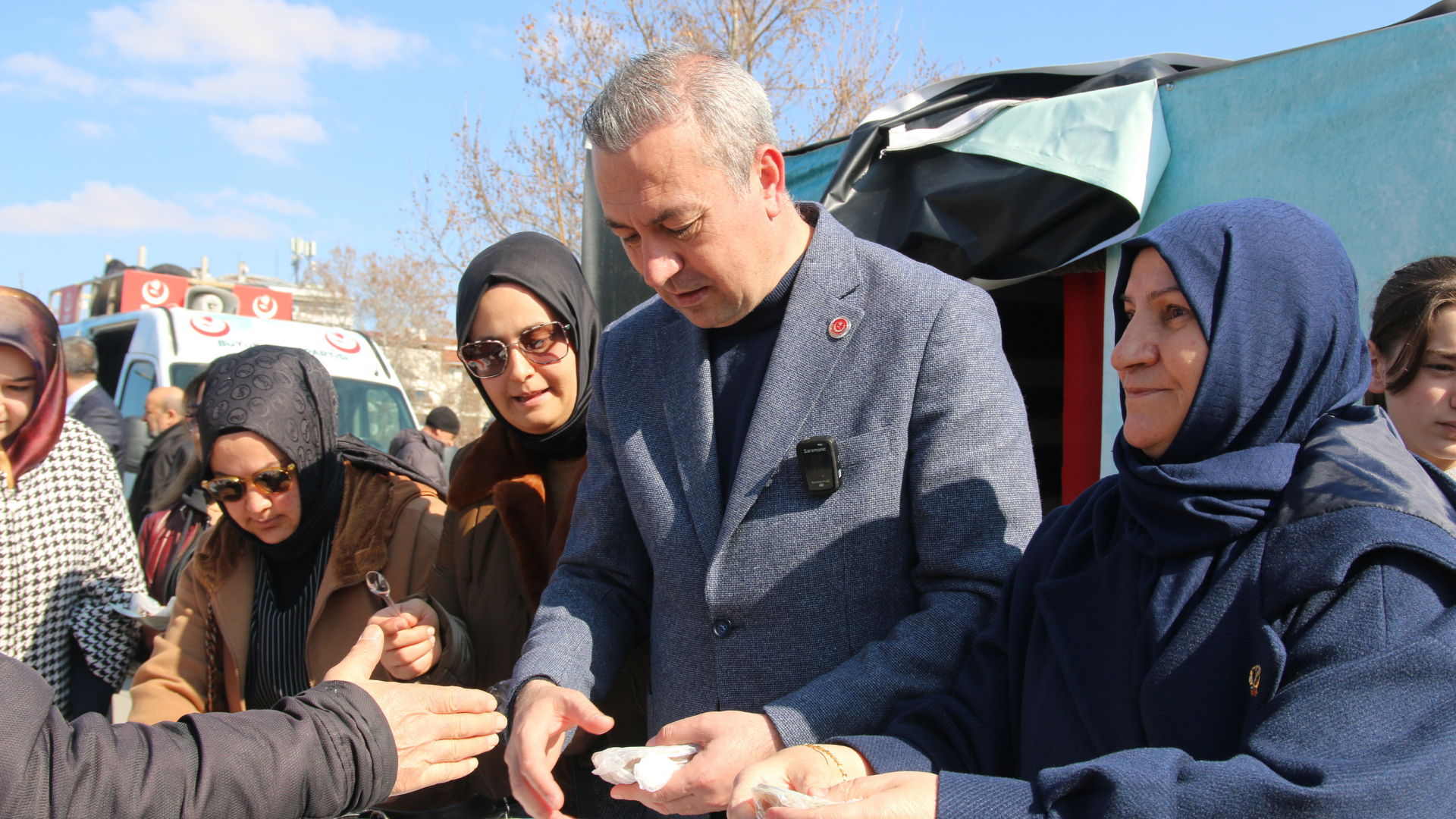 Büyük Birlik Partisi Sivas Belediye Başkanı Dr. Adem Uzun, Berat Kandili dolayısıyla kent merkezinde vatandaşlara helva dağıttı