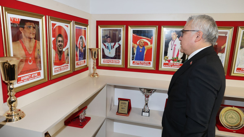 Vali Yılmaz Şimşek, Sivas Güreş Birliği Derneğini ziyaret etti