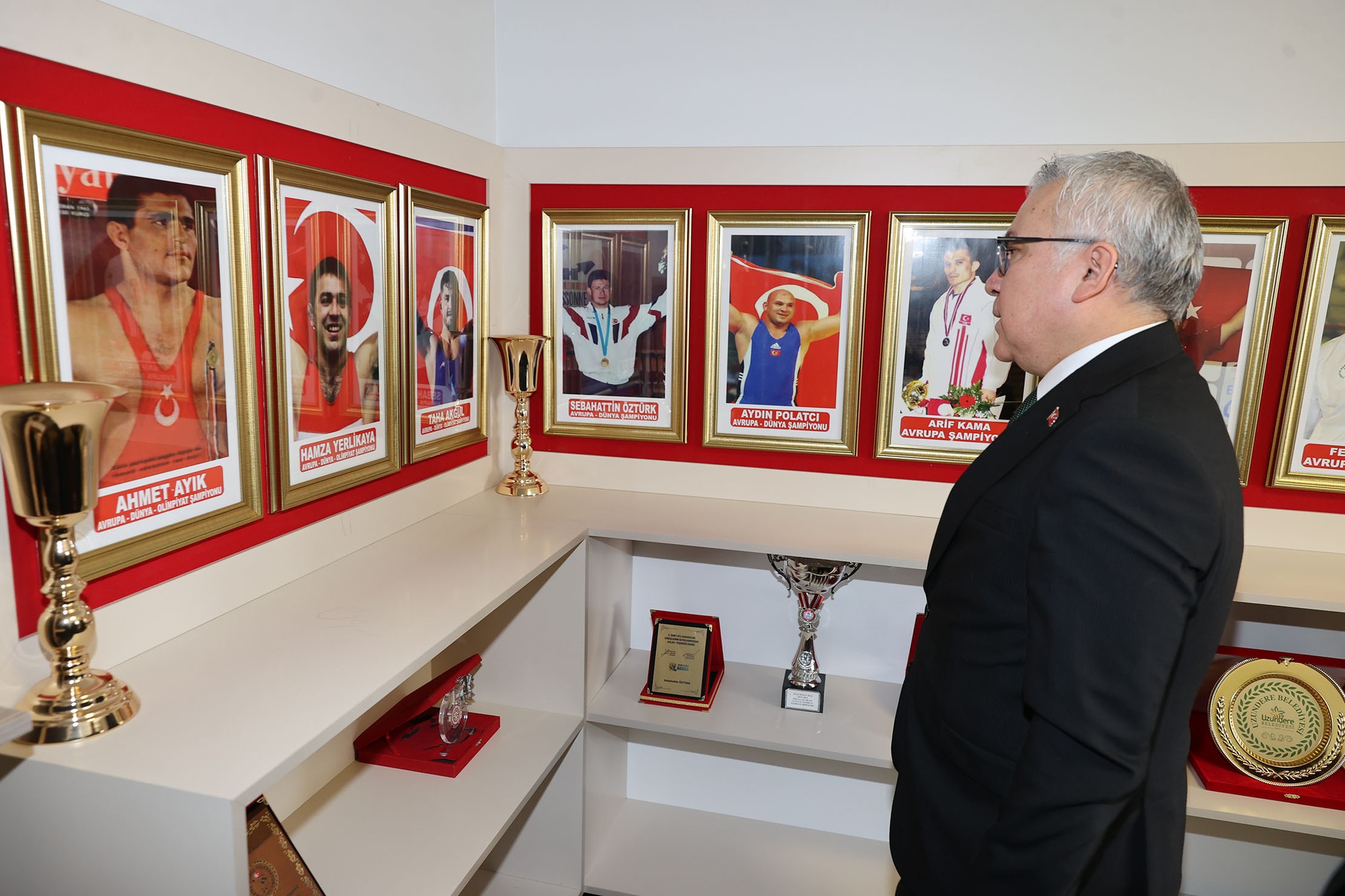 Vali Yılmaz Şimşek, Sivas Güreş Birliği Derneğini ziyaret etti