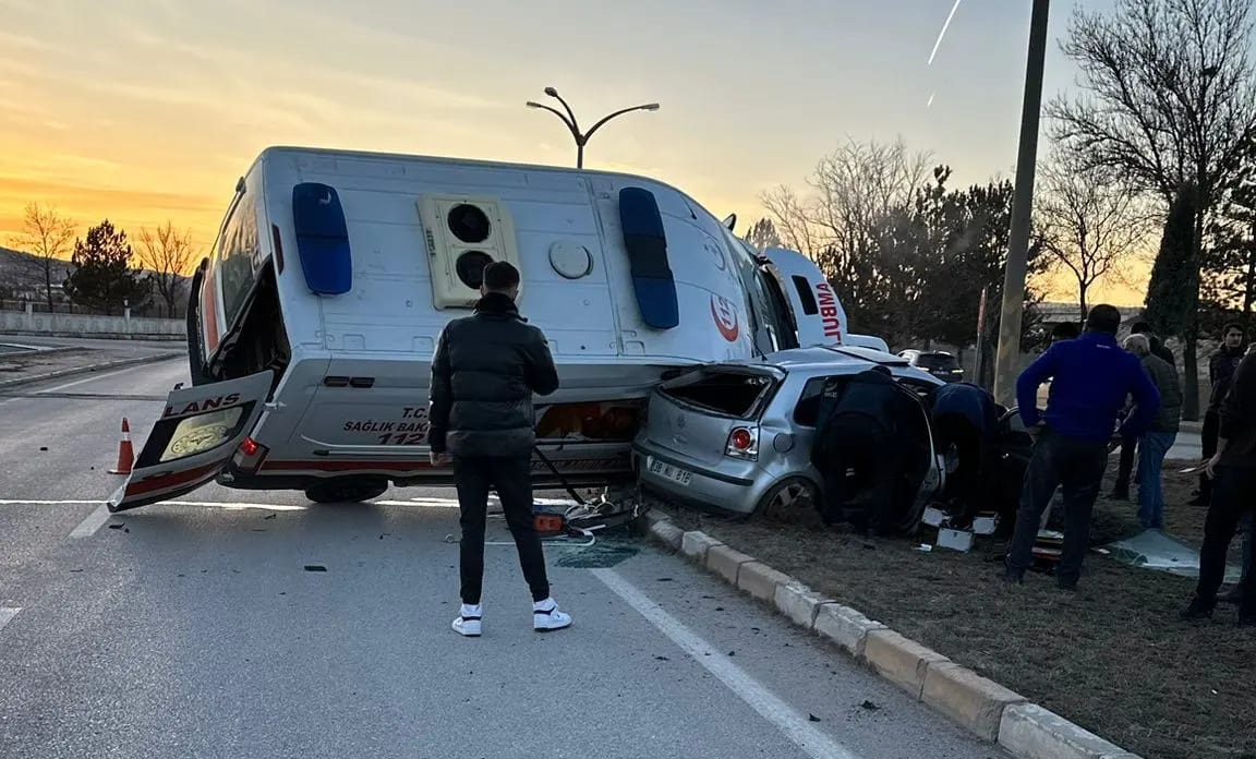 Sivas’ta Ambulansla Otomobil Çarpıştı: 3 Yaralı
