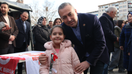 Büyük Birlik Partisi’nin Sivas Belediye Başkan adayı Dr. Adem Uzun, 8 Mart Dünya Kadınlar Günü’nü şehir meydanında kadın vatandaşlara karanfil dağıtarak kutladı