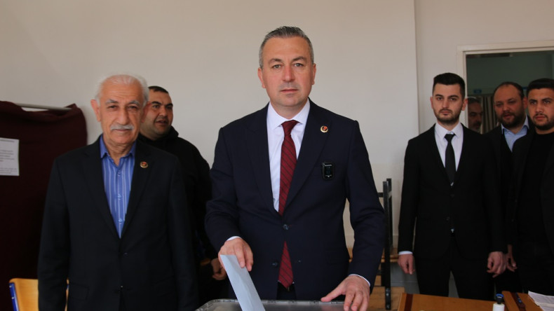 Büyük Birlik Partisi (BBP) Sivas Belediye Başkanı Dr. Adem Uzun, oyunu kullandı