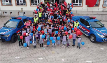 Jandarma’dan köy okulu öğrencilerine 23Nisan sürprizi