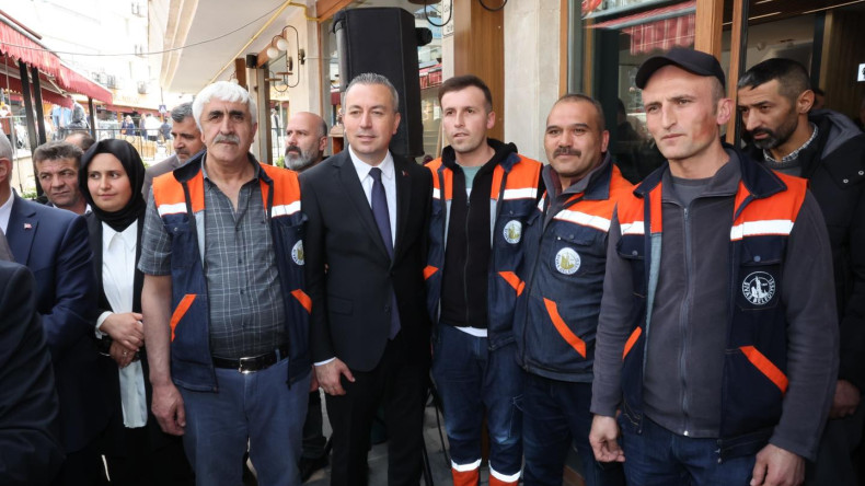 Sivas Belediye Başkanı Dr. Adem Uzun, Belediye Çalışanları ve Halk ile Bayramlaştı