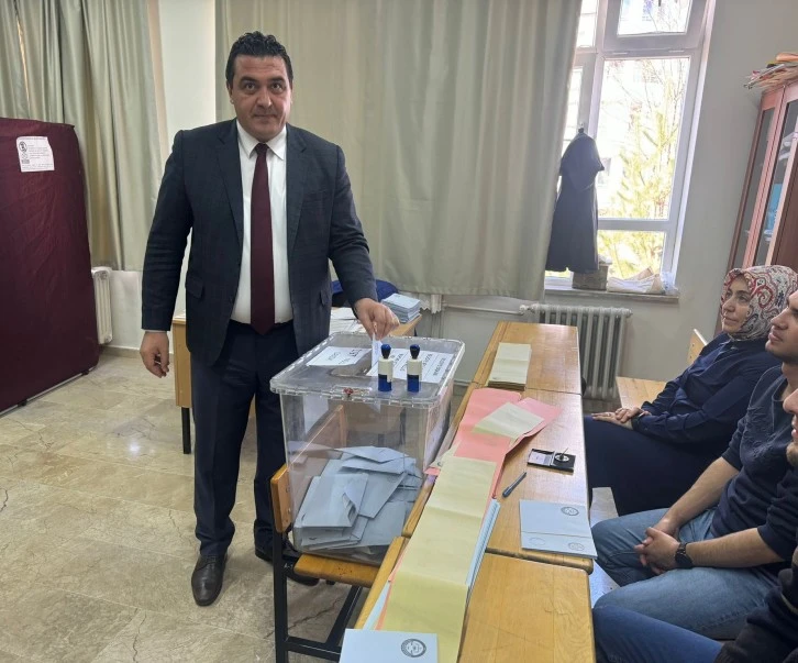 CHP Genel Başkanı Yardımcısı ve Sivas Milletvekili Ulaş Karasu oyunu kullandı