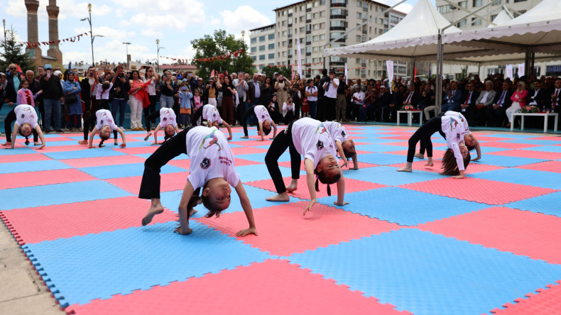 19 Mayıs Atatürk’ü Anma, Gençlik ve Spor Bayramı, ilimizde düzenlenen tören ve çeşitli etkinliklerle kutlandı