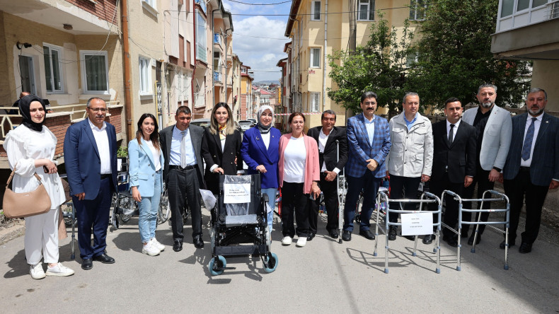Gaziantep Büyükşehir Belediyesi ve Türkiye Sakatlar Konfederasyonu iş birliği ile Sivas Bedensel Zihinsel Engelli ve Engelli Aileleri Yardımlaşma ve Dayanışma Derneği’ne 61 adet tekerlekli sandalye hibe edildi