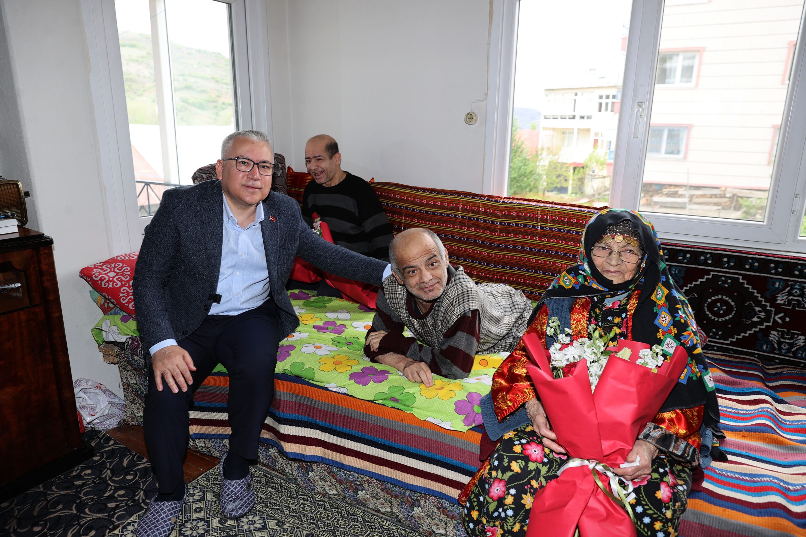 Vali Yılmaz Şimşek, 93 Yaşındaki Gülsüm Anneyi Ziyaret Etti