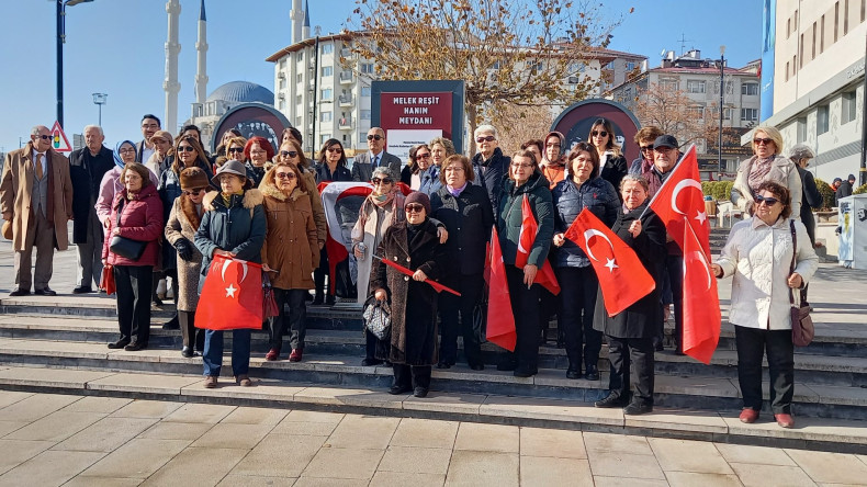 Sivas’taki kadın dernekleri ortak bir organizasyon ile Melek Reşit Hanım Meydanı’nda anma töreni düzenledi.