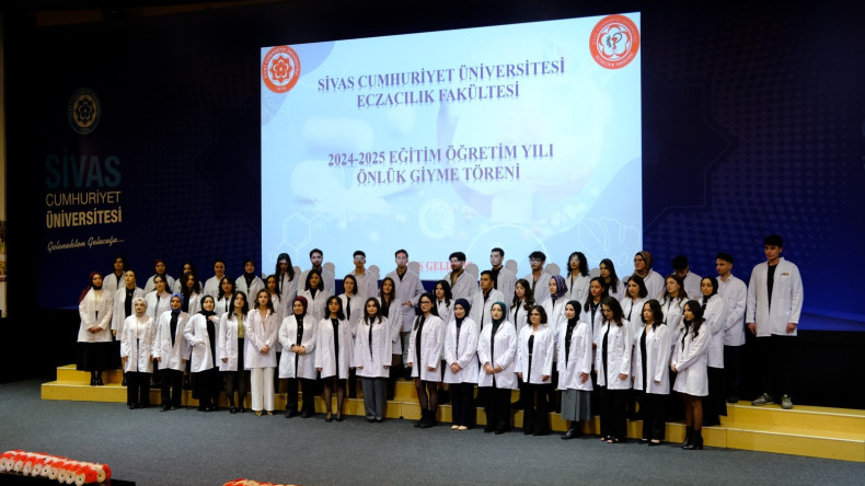 Cumhuriyet Üniversitesi Eczacılık Fakültesi 2024-2025 Eğitim-Öğretim Yılı 1. sınıf öğrencilerine Önlük Giyme Töreni düzenlendi