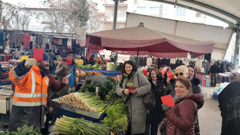 CHP Kadın Kolları Cumartesi Pazarında İktidara Kırmızı Kart gösterdi