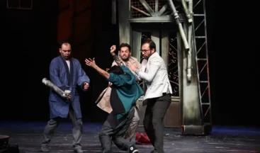 Antre Oyunu Sivas’ta Sahnelendi Başkan Uzun Oyunu izledi