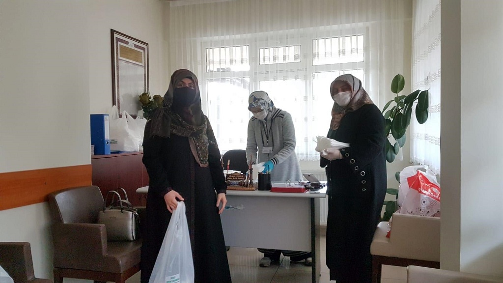 Kur’an kursu öğreticileri ve gönüllü ev hanımları maske ürettiler