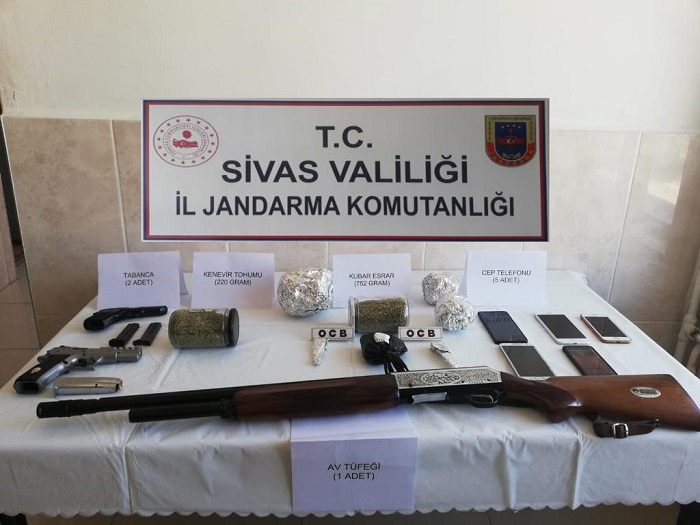 Sivas İl Jandarma Komutanlığı ekiplerince; Uyuşturucu Madde İmal ve Ticareti suçunu örgütlü olarak işleyen (9) şahsa yönelik operasyon yapıldı