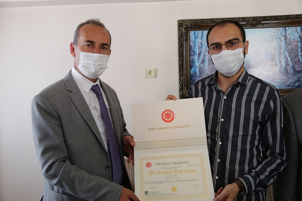Rektör Yıldız Lösemi Hastası Öğrencinin Diplomasını Evine Götürdü