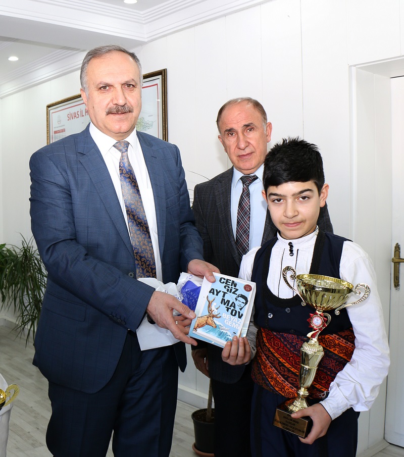 Kazım Karabekirpaşa İlk ve Ortaokulu halkoyunları ekibi madalyayla döndü
