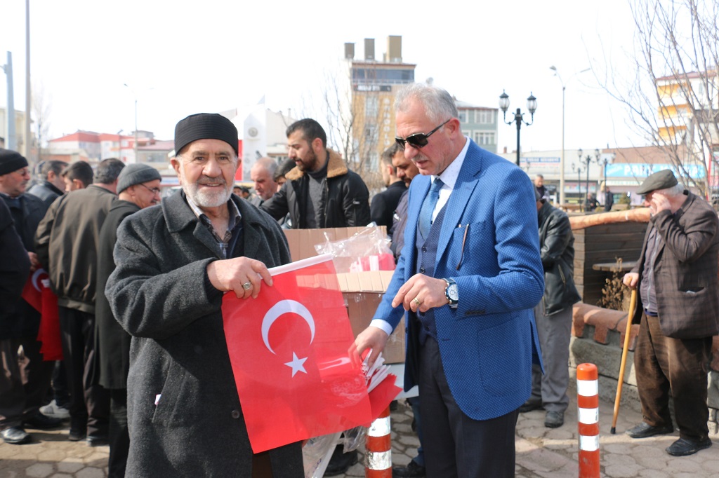 Kangal Belediyesi 1071 Türk Bayrağı dağıttı