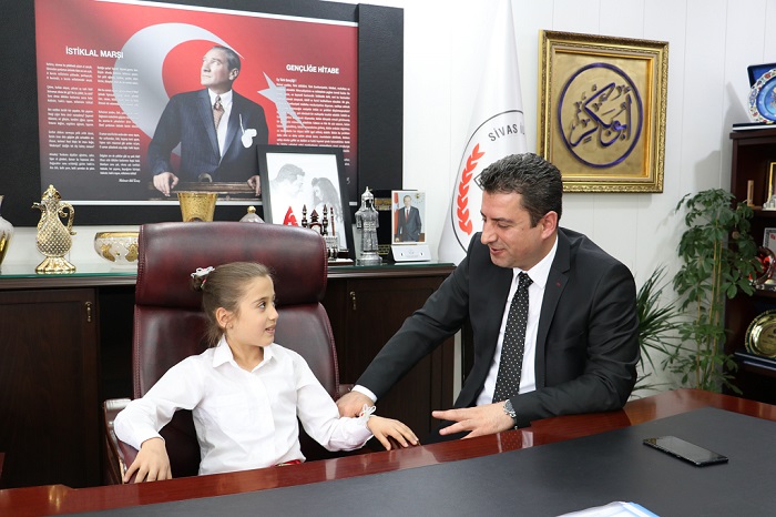 Milli Eğitim Müdürü Ebubekir Sıddık Savaşçı bir günlük koltuğu çocuklara devretti