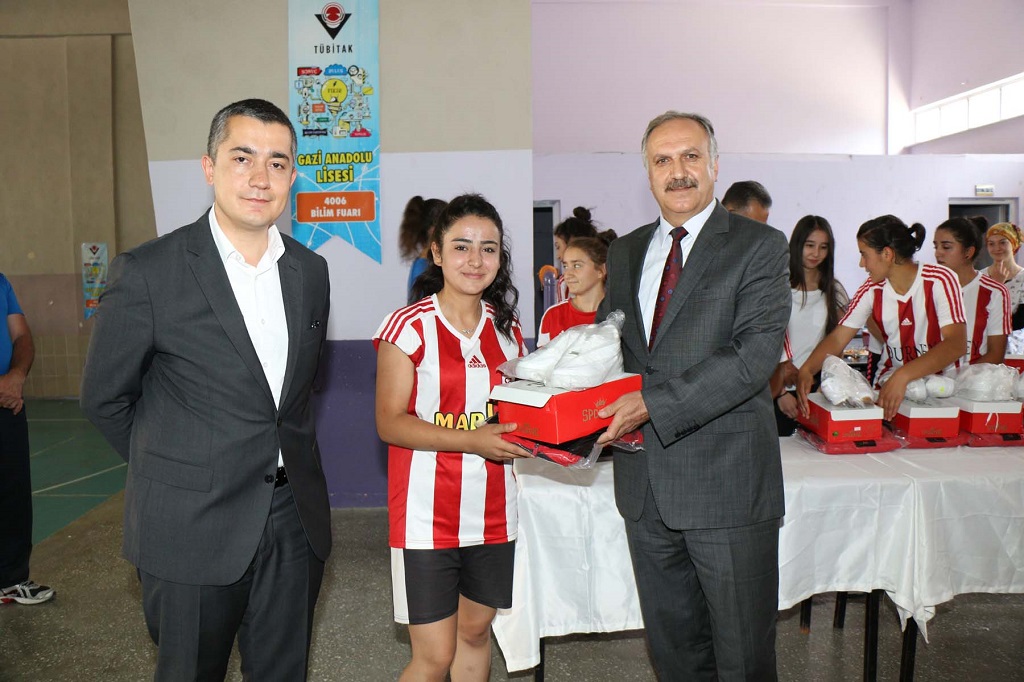 Milli Eğitim Bakanı İsmet Yılmaz, 2. Lige çıkmaya hak kazanan Gazi Anadolu Lisesi Kadın Futbol Takımını ödüllendirdi