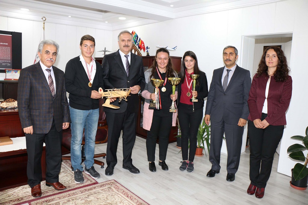 Uluslararası Model Uçak Türkiye Şampiyonası ve Anadolu Kupası Model Uçak Yarışmasında dereceye giren öğrenciler Milli Eğitim Müdürü Mustafa Altınsoy’u ziyaret etti