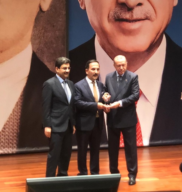 Siyaset Akademisi Sivas Birincisi Mustafa Coşkun Ödülünü Başkan Erdoğandan aldı