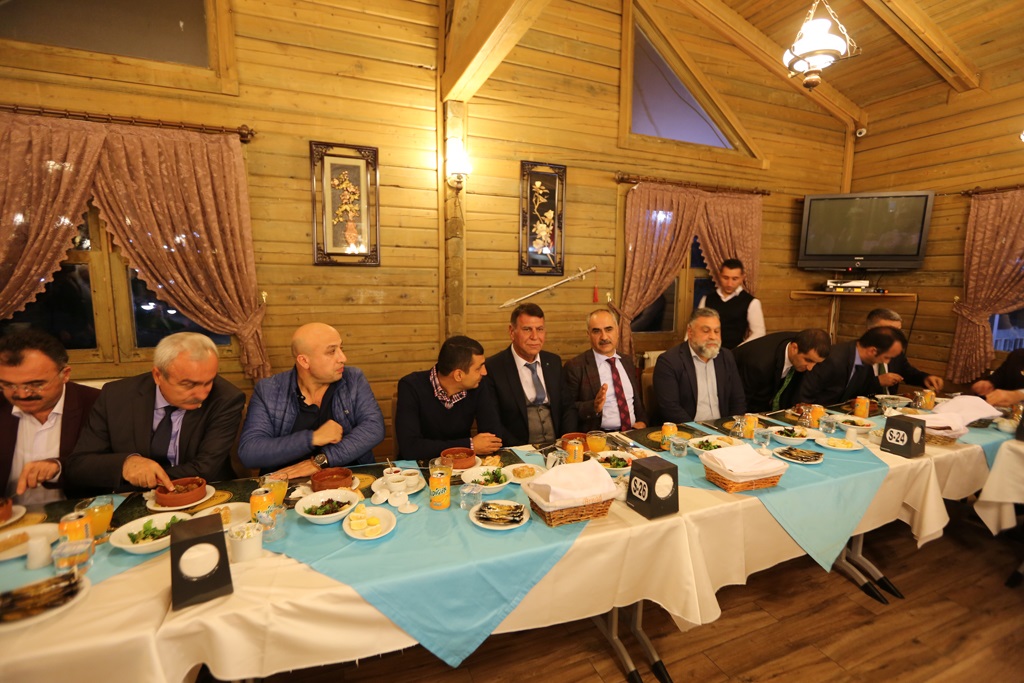 Başkan Aydında kupa Fatihi Belediyespora akşam yemeği