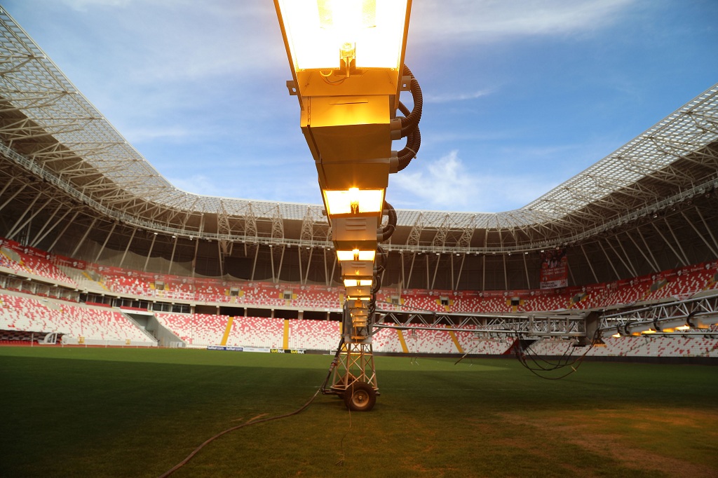 Yeni 4 Eylül Stadyumu Çimleri Solaryumla Bakıma Alındı
