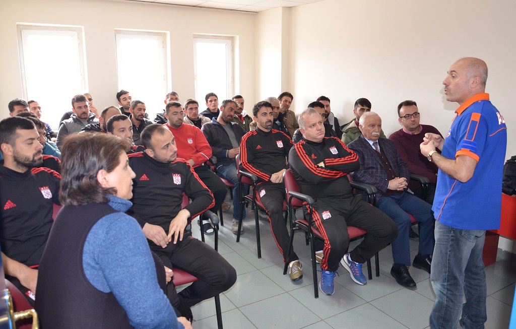 Sivas Spor Kulüp Çalışanlarına  Deprem Konusunda Eğitimi Verildi