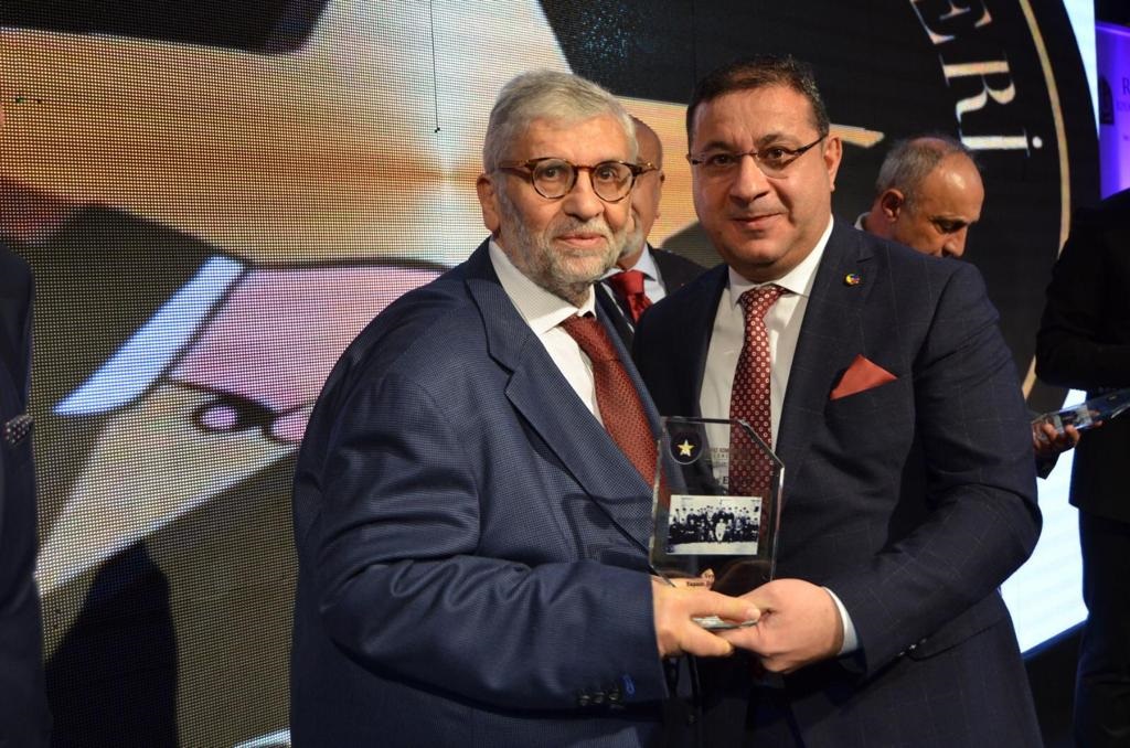 Sivas Bileşenleri tarafından İstanbul’da düzenlenen 1.Sivas’ın Enleri Ödül Töreninde Mustafa Eken'e Ödül