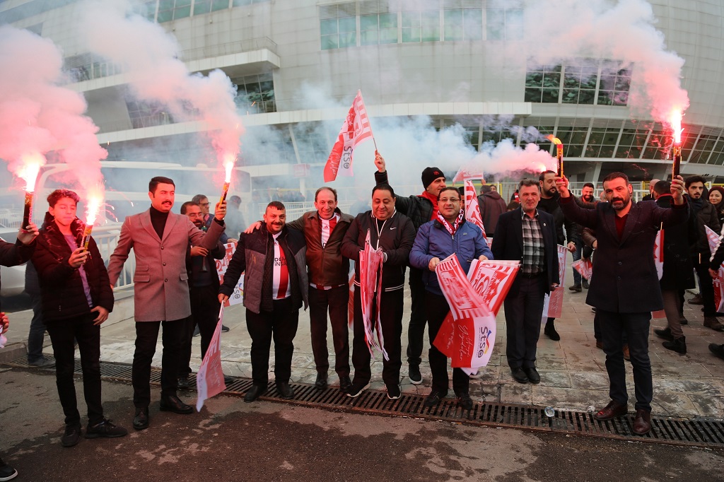 Sivasspor’a yönelik destek kampanyası başlatan Sivas Ticaret ve Sanayi Odası Sivasspor Bayrağı dağıttı