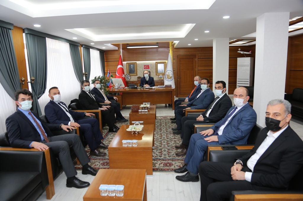 Sivas Ticaret ve Sanayi Odası (STSO) Başkanı Mustafa Eken, Belediye Başkanı Hilmi Bilgin’i ziyaret ederek Taşhan çevresi, Atatürk ve Bankalar Caddesindeki Koruma Kararı ve Fuar Alanı yer tahsisi konusunda istişarede bulundu
