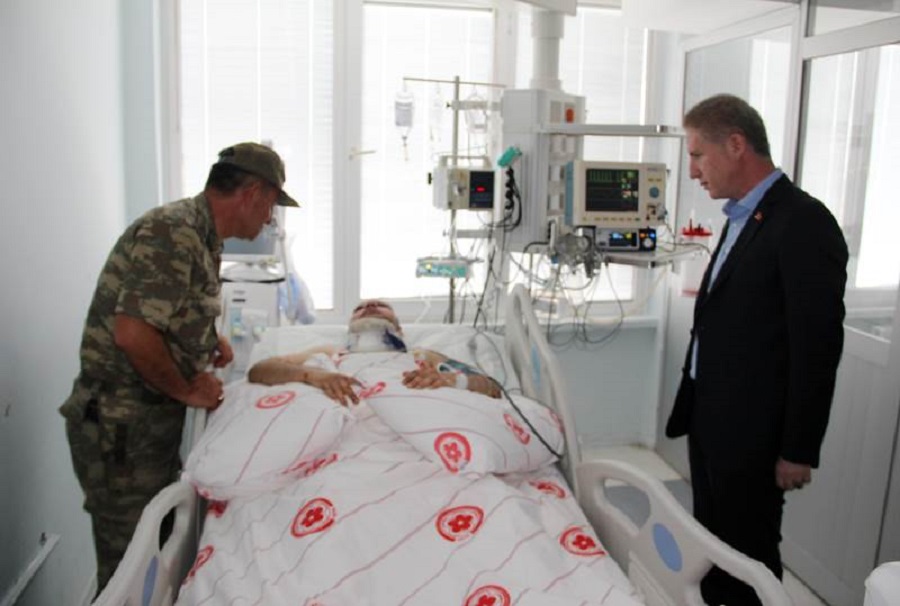 Vali Davut GÜL, Yaralı Askeri Hastanede Ziyaret Etti