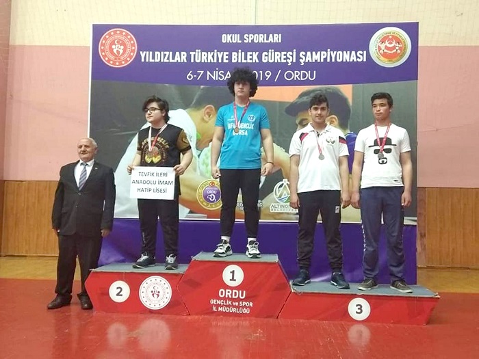 Yıldızlar Bilek güreşi Türkiye Şampiyonası’nda Türkiye Üçüncüsü Olan Uzuntepe Ortaokulu Öğrencisi Mahmut Emin Kılıç, Milli Eğitim Müdürümüz Ebubekir Sıddık Savaşçı’yı Ziyaret Etti
