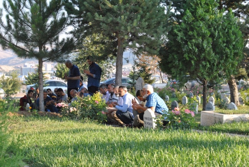 Belediye eski başkanı seçilmiş mezarı başında anıldı