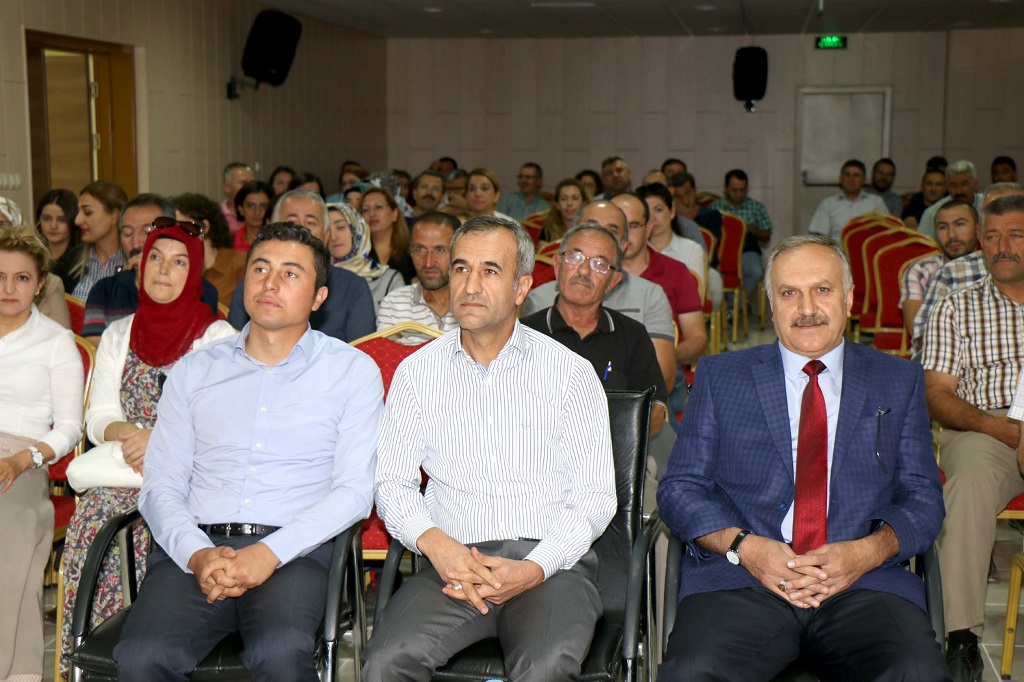 İl Milli Eğitim Müdürü Mustafa Altınsoy, il merkezindeki bazı okulları ziyaret ederek öğretmenlerle birlikte film izledi