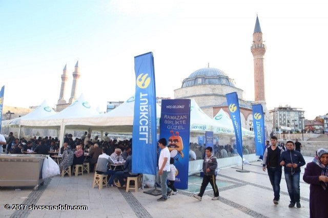 Sivas’da 2.200 kişiye iftar verdi