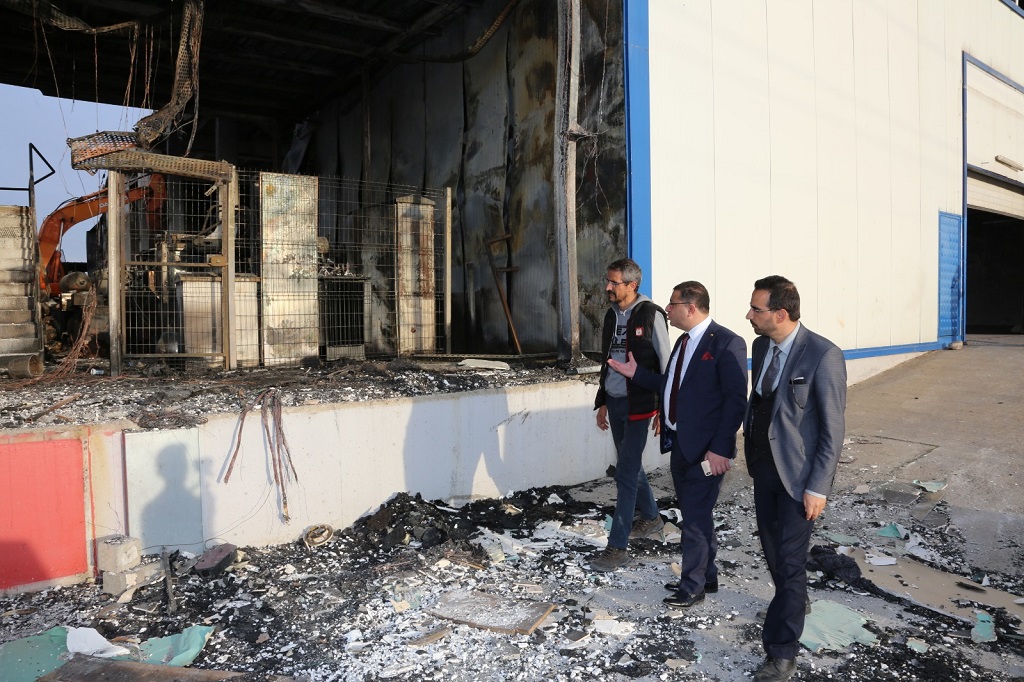Sivas Ticaret ve Sanayi Odası (STSO) Yönetim Kurulu Başkanı Mustafa Eken, Sivas TSO’nun yeni üyesi olan TYH Tekstil fabrikası ile geçtiğimiz günlerde çıkan yangında büyük hasar meydana gelen plastik fabrikasında incelemelerde bulundu