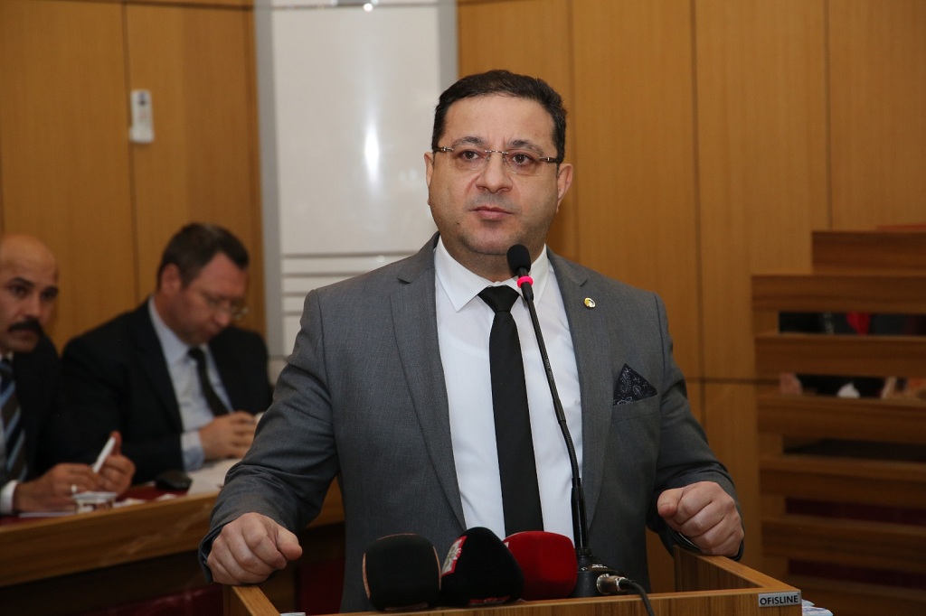 Mustafa Eken, yapılan yatırımlarda şehrin ekonomik yapısının da ele alınması gerektiğini söyledi.